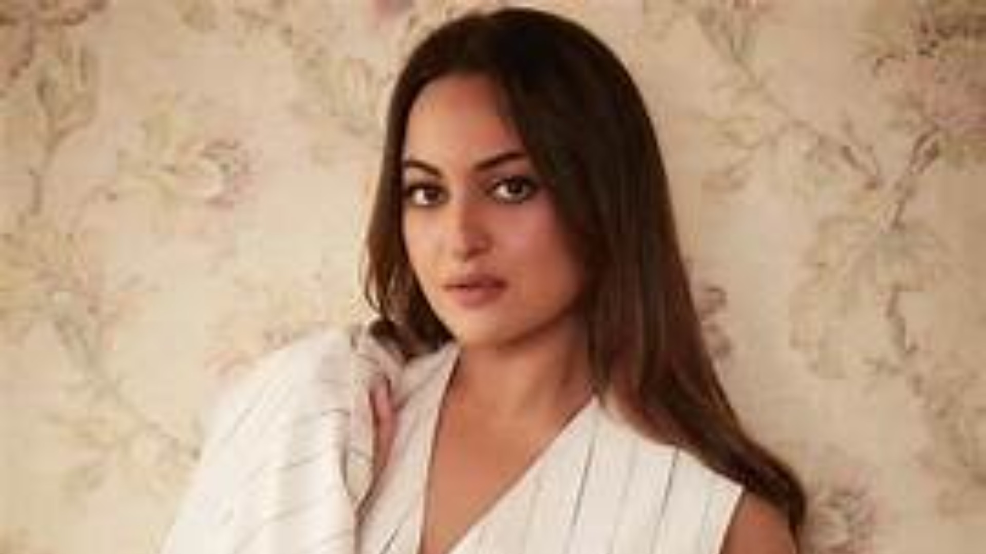 Sonakshi Sinha: Sonakshi Sinha Blasts Media Over Katrina Kaif's Leaked Balcony Photos